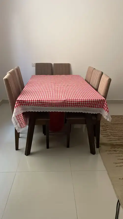 طاولة طعام مكونة من 8 كراسي – ديكور تصوير سينمائي - صورة 2 للإيجار | استأجر