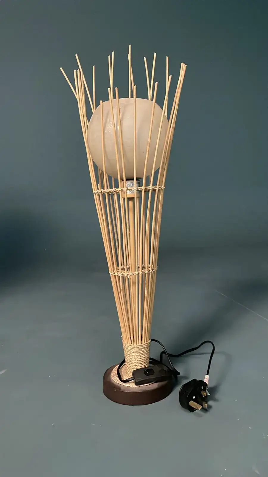 مصباح بطابع خشبي – ديكور تصوير سينمائي (Decor) - الصورة الرئيسية للإيجار | استأجر