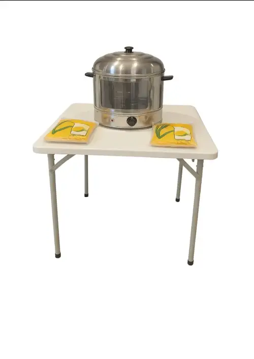 جهاز الذرة الحلوة مع طاولة بيضاء بلاستيكية – رقم المنتج 0057 - صورة 2 للإيجار | استأجر