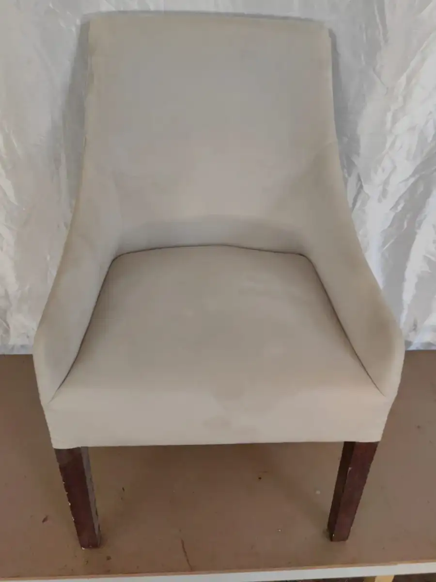 كنب مبطن بقماش فاخر مثالي للاستخدام في الفعاليات والحفلات والمكاتب - الصورة الرئيسية للإيجار | استأجر