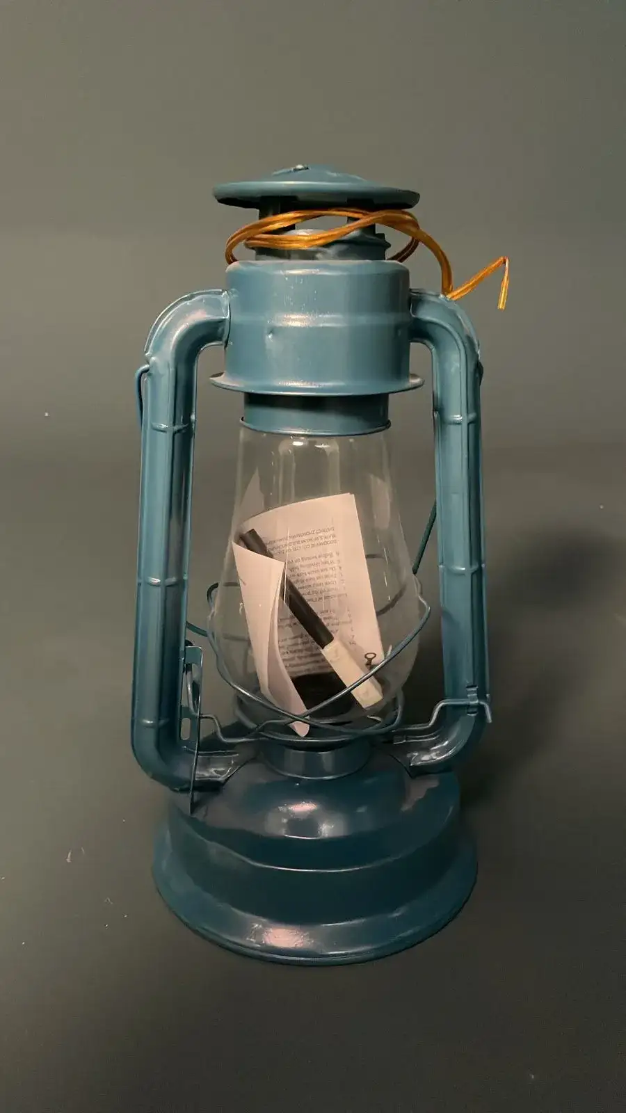 قنديل قديم بلون أزرق وزجاج شفاف – بروب تصوير سينمائي - الصورة الرئيسية للإيجار | استأجر