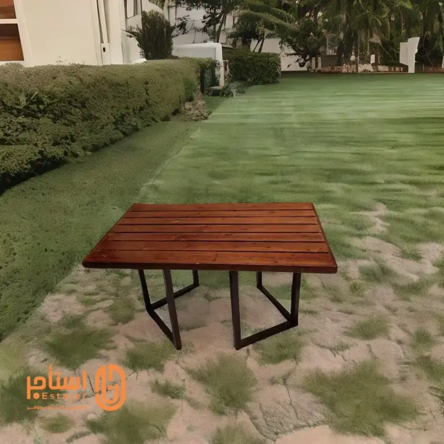طاولة خارجية رفية - ذات سطح خشبي وقاعدة حديدية مناسبة لأعياد الميلاد والمناسبات - الصورة الرئيسية للإيجار | استأجر