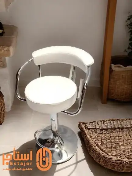 كرسي بار أبيض من الجلد والكروم بتصميم عصري - الصورة الرئيسية للإيجار | استأجر