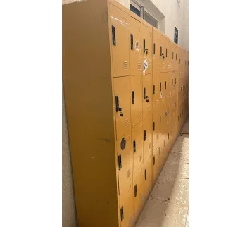 خزانة ملابس أندية رياضية – ديكور تصوير سينمائي للإيجار | استأجر