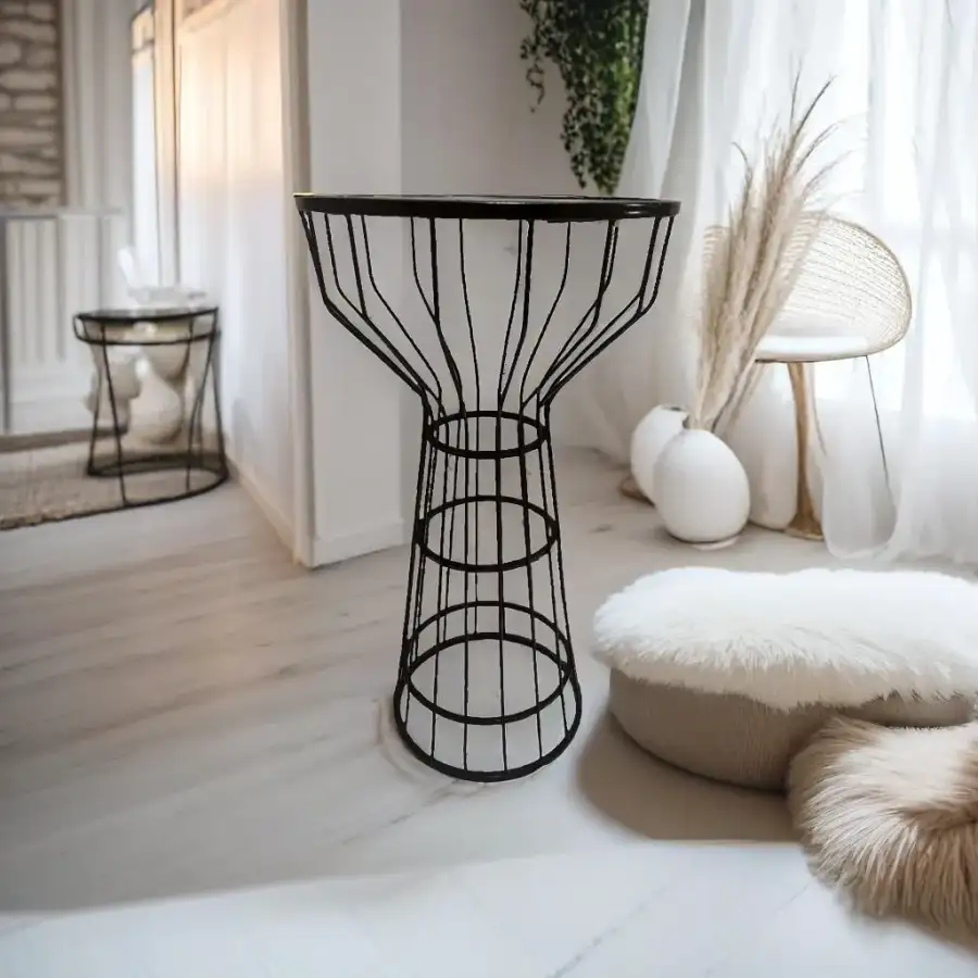 طاولة جانبية دائرية بسطح خشبي بجسم معدني مناسبة للاستقبالات والحفلات - الصورة الرئيسية للإيجار | استأجر