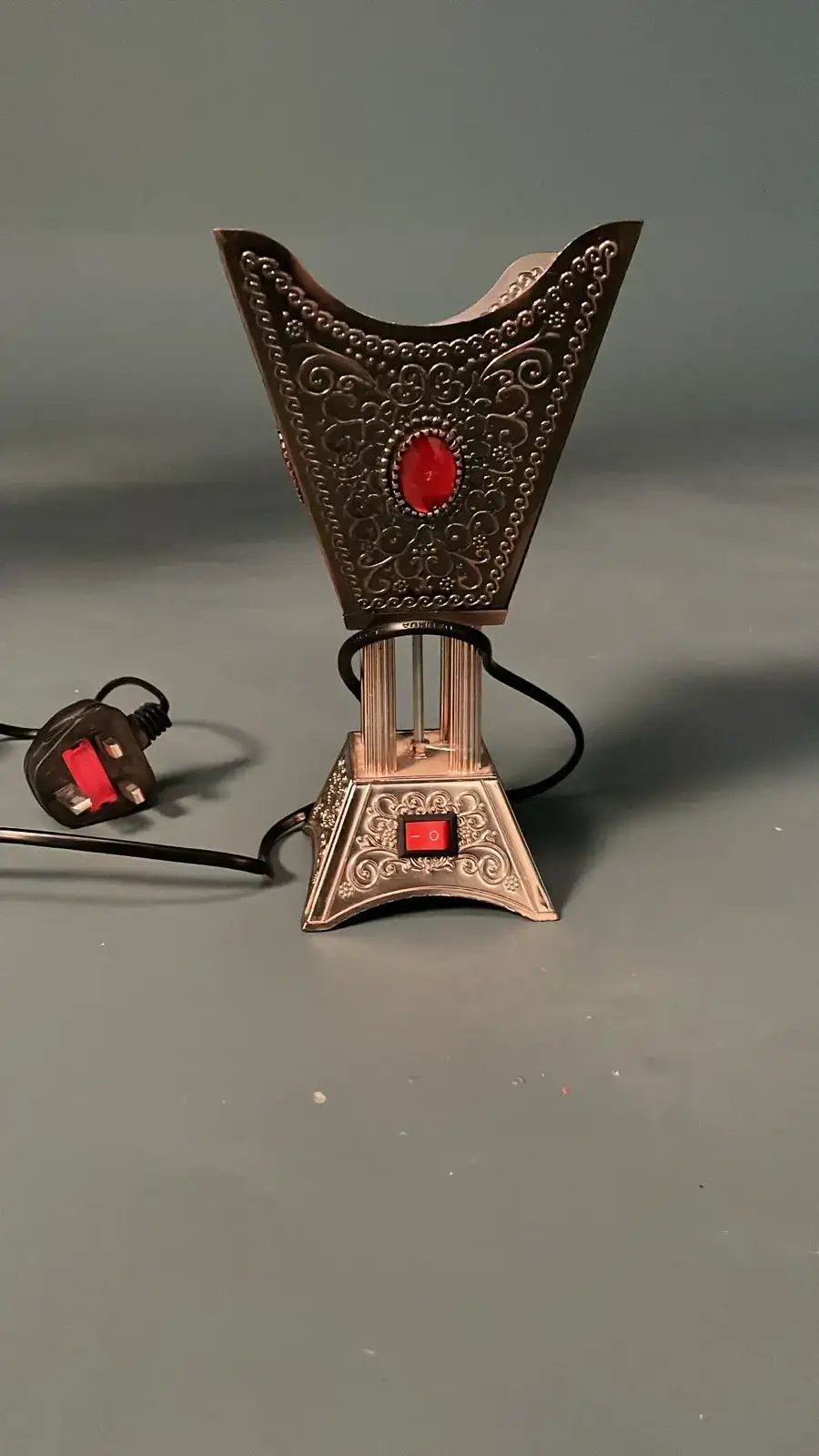 مبخرة كهربائية بطابع شعبي – بروبس سينمائي  - الصورة الرئيسية للإيجار | استأجر