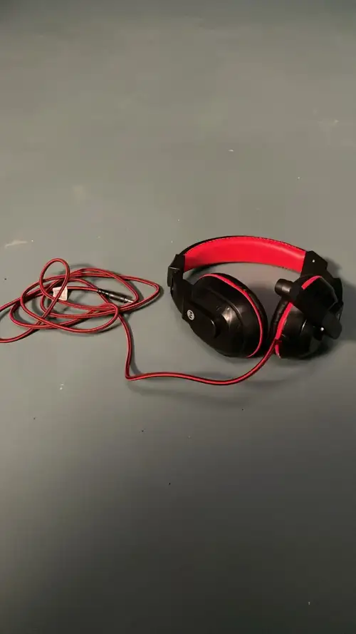 Gaming Headset (Black & Red – Blue & Black) – Cinema Prop - Image 2 for rent | Estajer