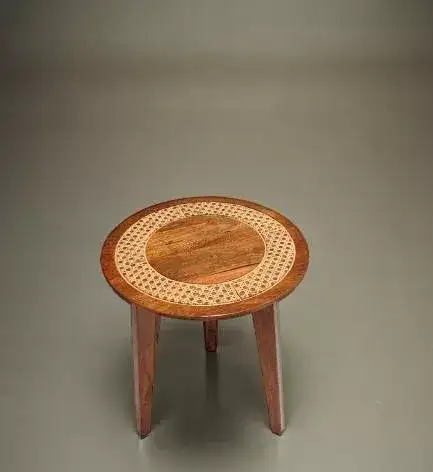 طاولة جانبية دائرية بتصميم فني - الصورة الرئيسية للإيجار | استأجر