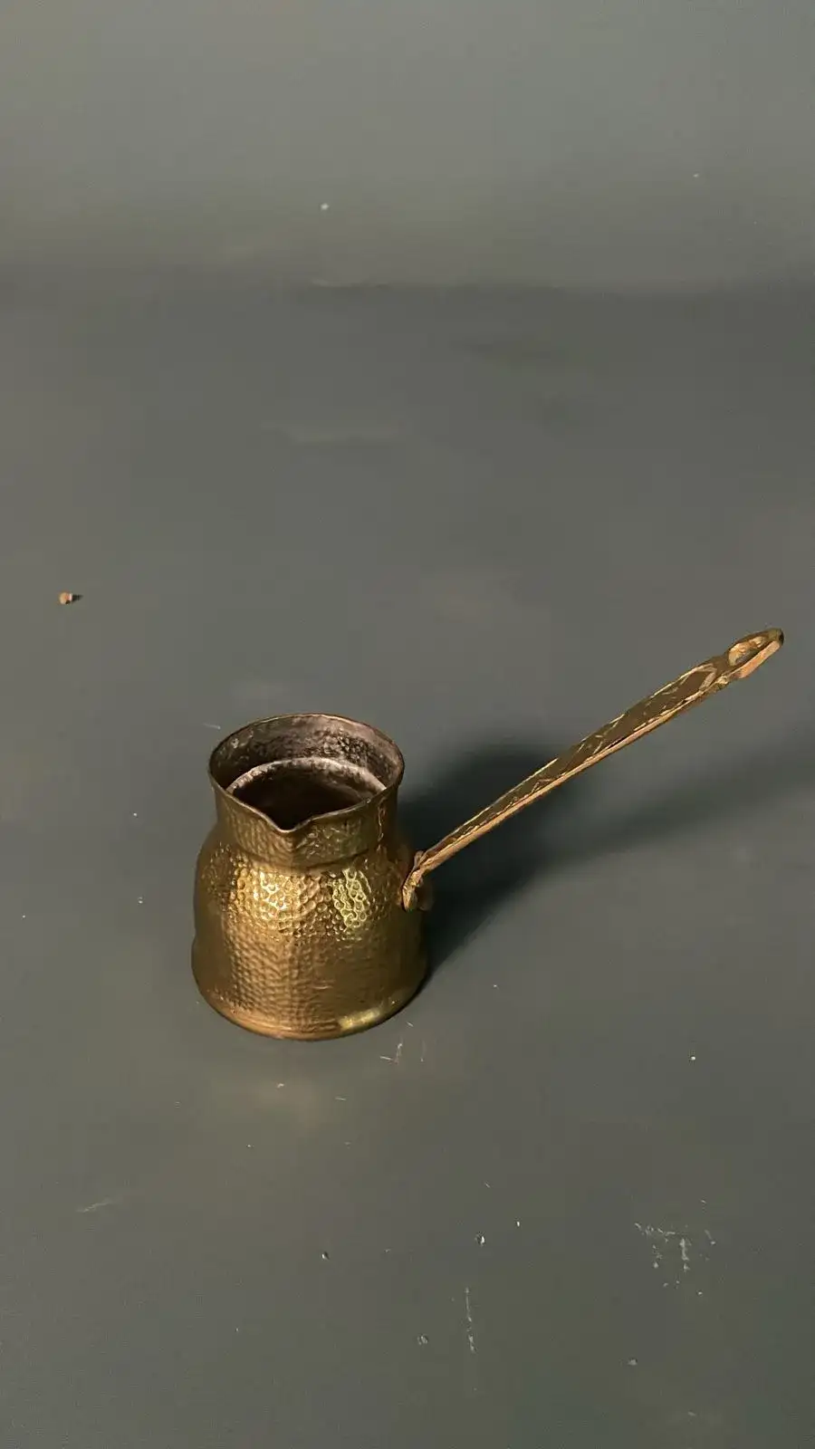 ركوة قهوة صغيرة – بروبس (Props) سينمائية - الصورة الرئيسية للإيجار | استأجر