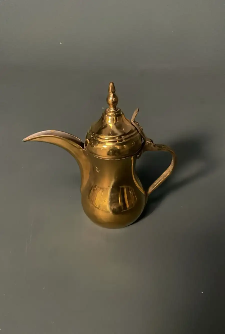 دلة قهوة عربية صغيرة لون ذهبي /بروب تصوير سينمائي - الصورة الرئيسية للإيجار | استأجر