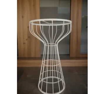 طاولة جانبية دائرية بجسم معدني مناسبة للاستقبالات والحفلات للإيجار | استأجر