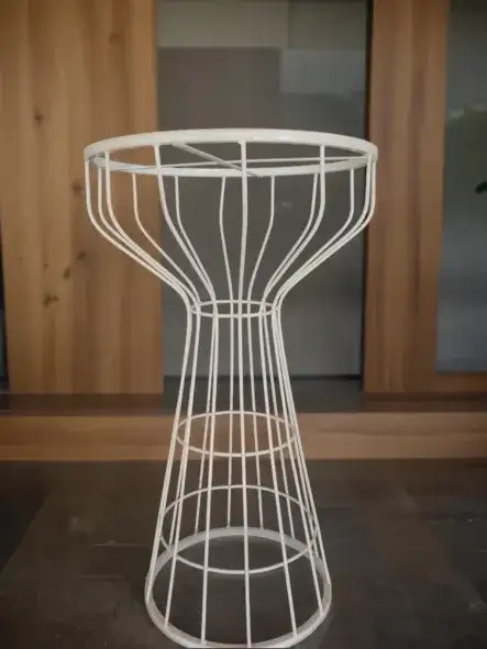 طاولة جانبية دائرية بجسم معدني مناسبة للاستقبالات والحفلات - الصورة الرئيسية للإيجار | استأجر