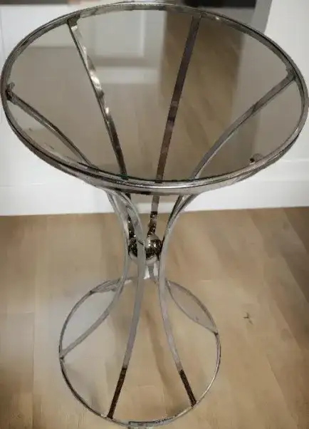 طاولة زجاجية باطار معدني كروم لامع مناسبة للفعاليات والحفلات - الصورة الرئيسية للإيجار | استأجر