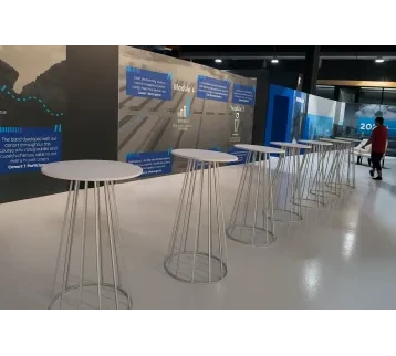 طاولة خدمة مستديرة لون أبيض بتصميم حديث للإيجار | استأجر