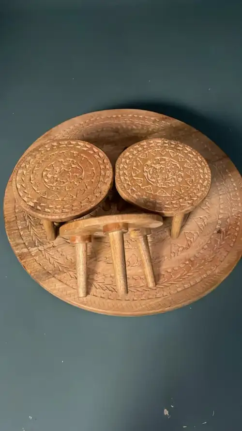 طقم طاولات خشبية مكوّن من ثلاث طاولات صغيرة وواحدة كبيرة – ديكور تصوير سينمائي - صورة 2 للإيجار | استأجر