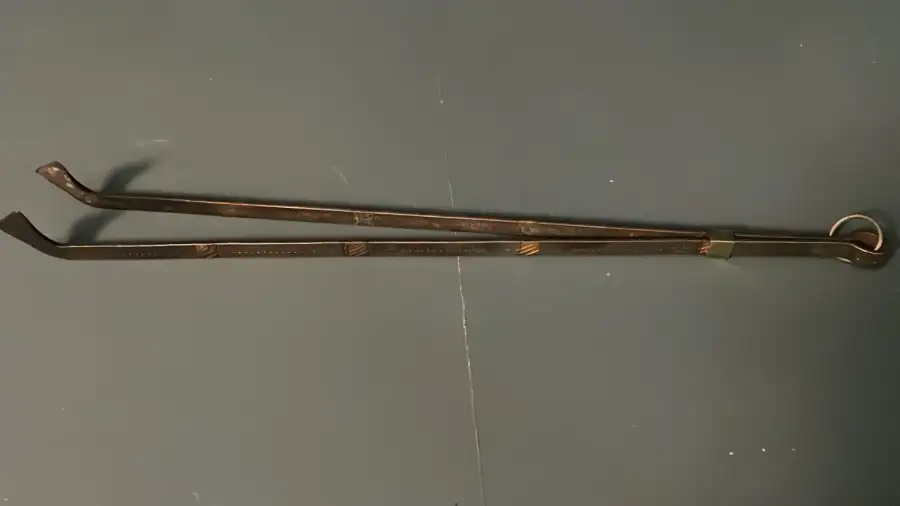 ملقط فحم كبير – بروبس (Prop) سينمائي - الصورة الرئيسية للإيجار | استأجر