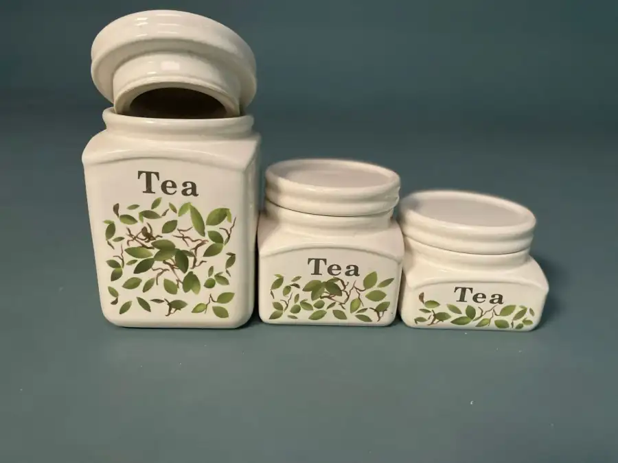 طقم حافظات شاي من الزجاج المزخرف – بروبس سينمائية  - الصورة الرئيسية للإيجار | استأجر