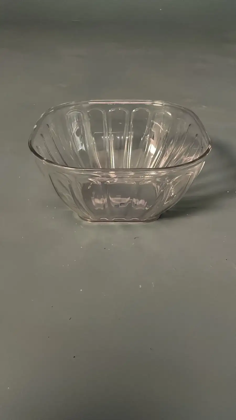 صحن تقديم زجاج صغير – بروبس تصوير سينمائي - الصورة الرئيسية للإيجار | استأجر