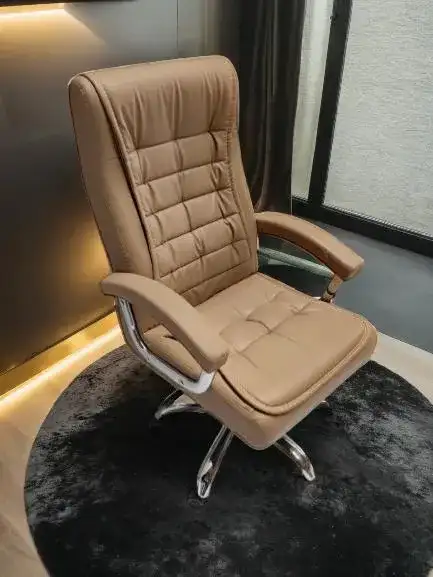 كرسي مكتب عصري ب لون بيج مناسب للشركات والمكاتب - الصورة الرئيسية للإيجار | استأجر