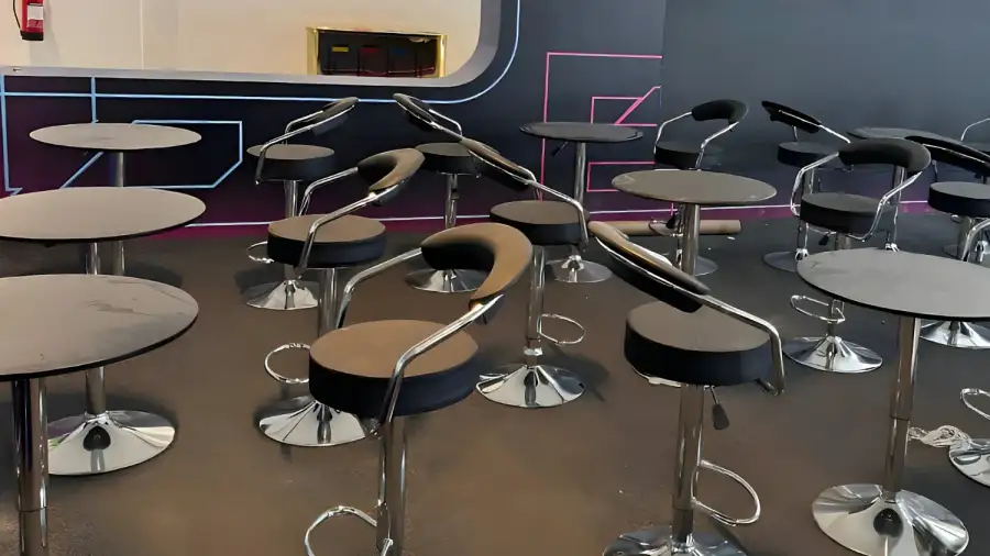 طقم طاولة بار أسود دائرية مع 4 كراسي بار أنيقة – تصميم عصري مثالي للمطاعم، الكافيهات، الفعاليات والحفلات - الصورة الرئيسية للإيجار | استأجر