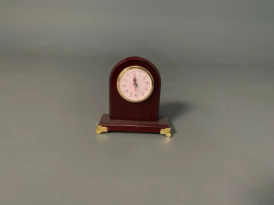 ساعة خشبية صغيرة للمكتب – بروبس سينمائية  - الصورة الرئيسية للإيجار | استأجر