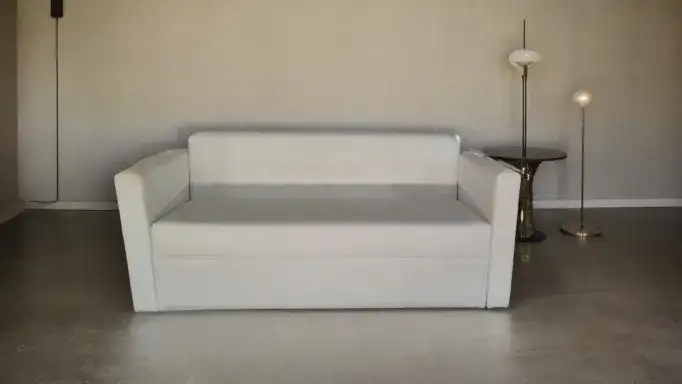 كنب كبير مستطيل مبطن بقماش فاخر مثالي للاستخدام في الفعاليات والحفلات والمكاتب - الصورة الرئيسية للإيجار | استأجر