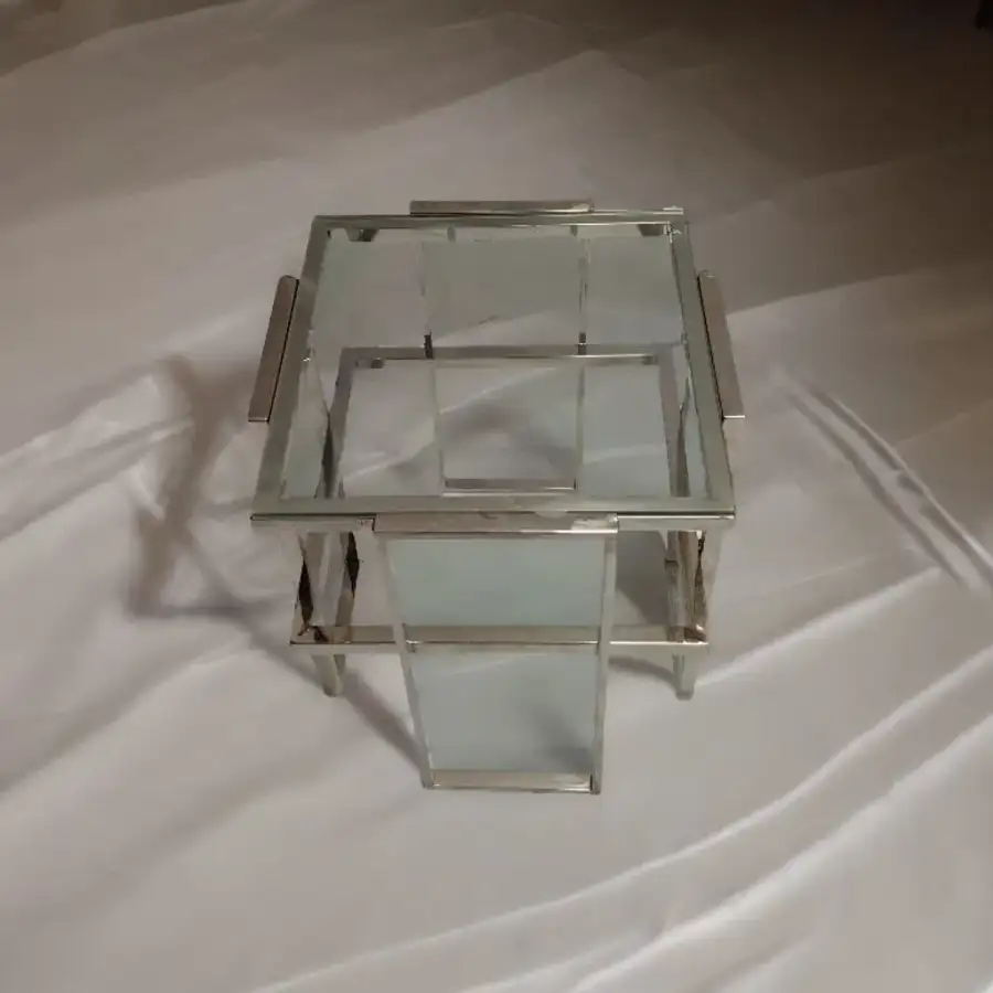 طاولات خدمة زجاجية صغيرة مناسبة للحفلات والاستقبالات والمناسبات - الصورة الرئيسية للإيجار | استأجر