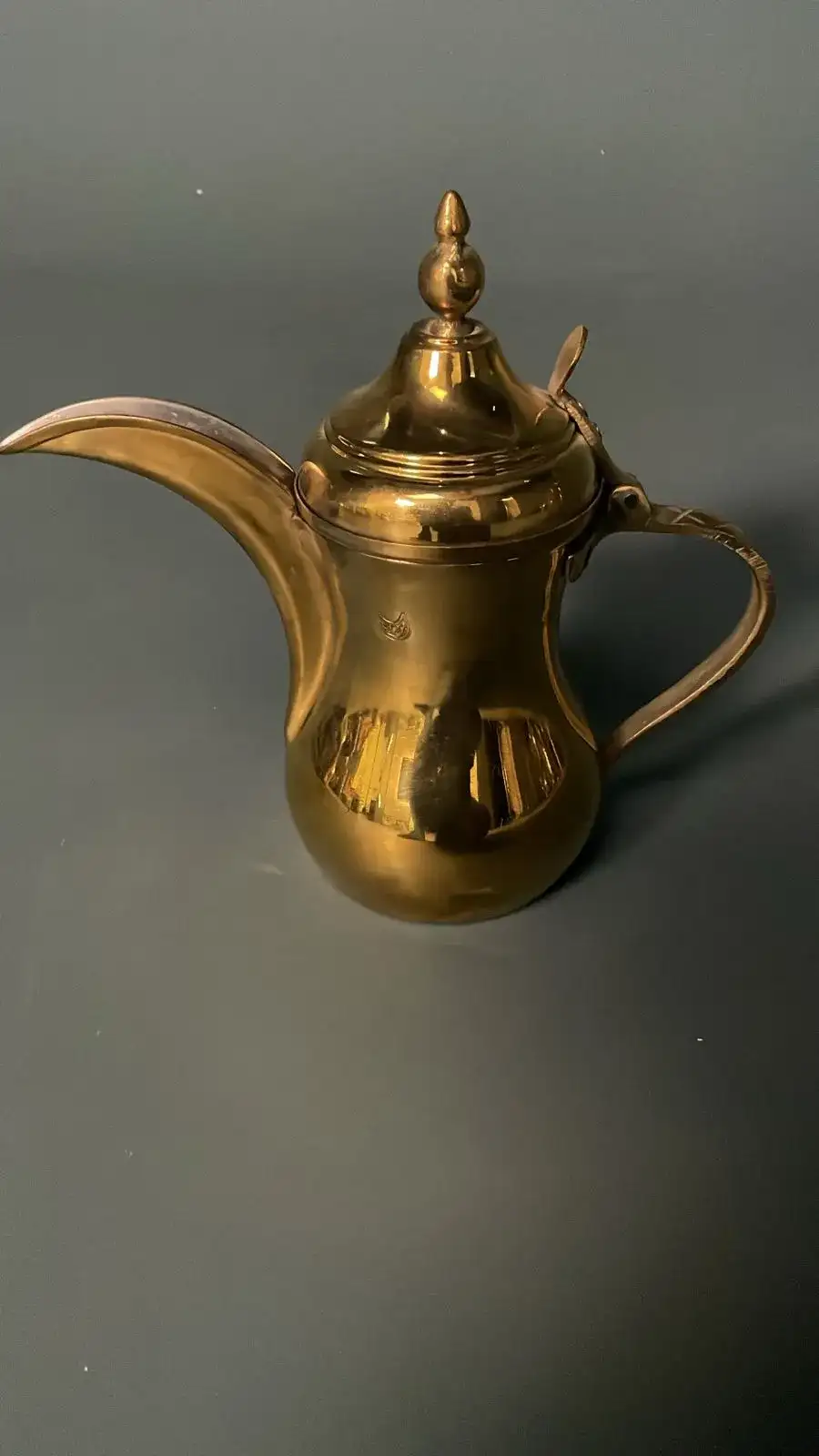 دلة قهوة عربية كبيرة لون ذهبي – بروب تصوير سينمائي - الصورة الرئيسية للإيجار | استأجر