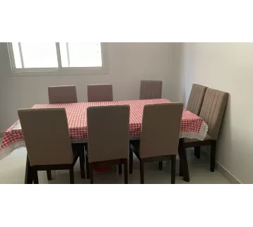 طاولة طعام مكونة من 8 كراسي – ديكور تصوير سينمائي للإيجار | استأجر