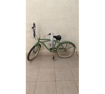 دراجة هوائية أطفال لون أخضر – بروبس سينمائي للإيجار | استأجر