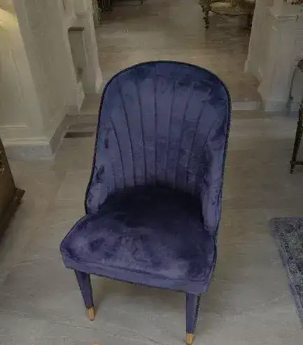 كرسي جلوس فاخر مودرن لون أزرق مخمل يضفي لمسة من الأناقة والرفاهية على المكان. - صورة 3 للإيجار | استأجر