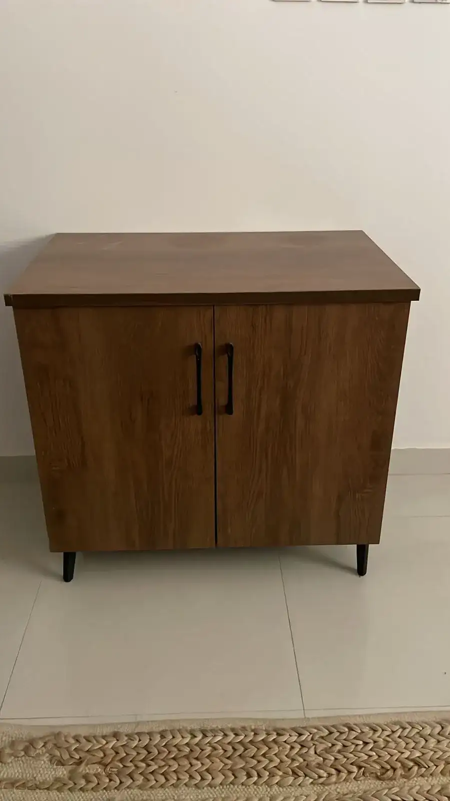 دولاب خشبي ببابين – ديكور سينمائي  - الصورة الرئيسية للإيجار | استأجر