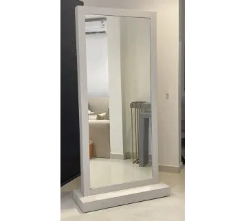 مرآة كبيرة بإطار خشبي أبيض مع قاعدة – ديكور تصوير سينمائي للإيجار | استأجر