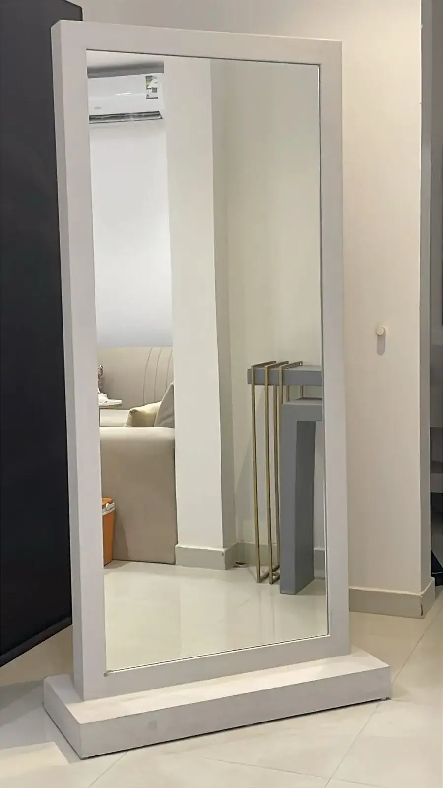 مرآة كبيرة بإطار خشبي أبيض مع قاعدة – ديكور تصوير سينمائي - الصورة الرئيسية للإيجار | استأجر