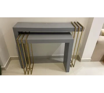 طاولات ديكور معدن وخشب بلون رمادي وذهبي – ديكور تصوير سينمائي  للإيجار | استأجر