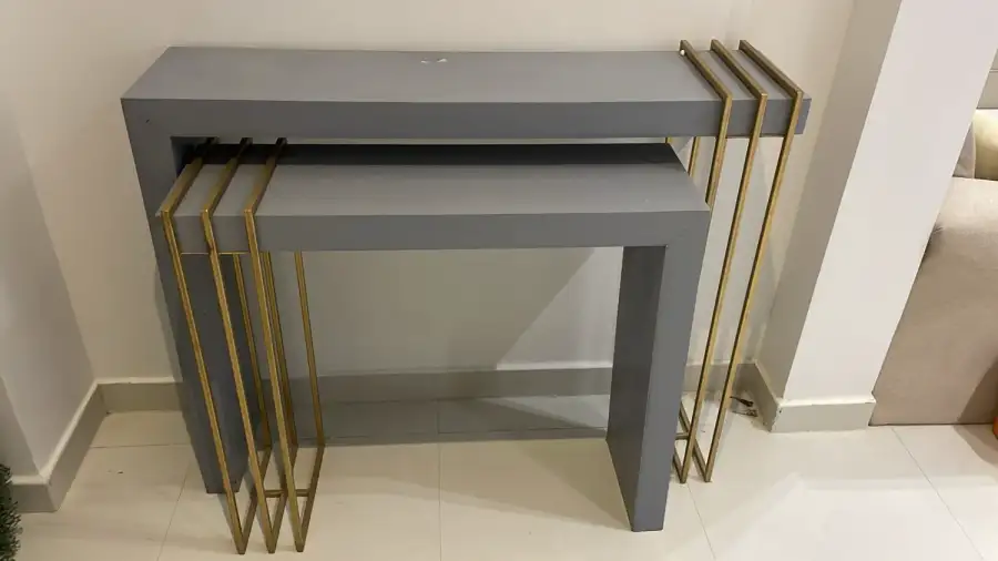 طاولات ديكور معدن وخشب بلون رمادي وذهبي – ديكور تصوير سينمائي  - الصورة الرئيسية للإيجار | استأجر