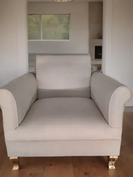 كنب كبير مبطن بقماش فاخر مثالي للاستخدام في الفعاليات والحفلات والمكاتب - صورة 3 للإيجار | استأجر