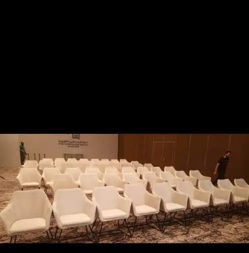 كرسي أبيض فاخر بتصميم عصري أنيق – مثالي للمناسبات، القاعات، المؤتمرات والفعاليات - صورة 2 للإيجار | استأجر