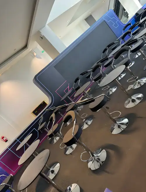 طقم طاولة بار أسود دائرية مع 4 كراسي بار أنيقة – تصميم عصري مثالي للمطاعم، الكافيهات، الفعاليات والحفلات - صورة 2 للإيجار | استأجر