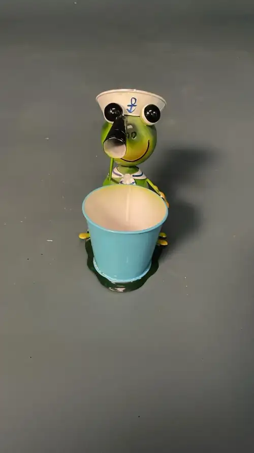 قطعة ديكور حديثة على شكل ضفدع (بروبس سينمائي) - صورة 2 للإيجار | استأجر