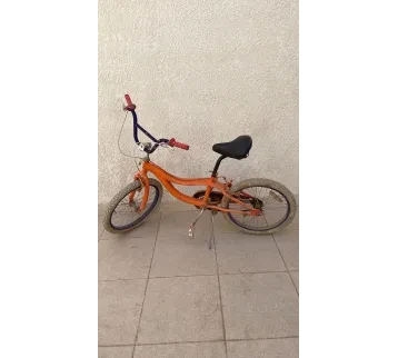 دراجة هوائية أطفال لون برتقالي – بروبس سينمائي للإيجار | استأجر