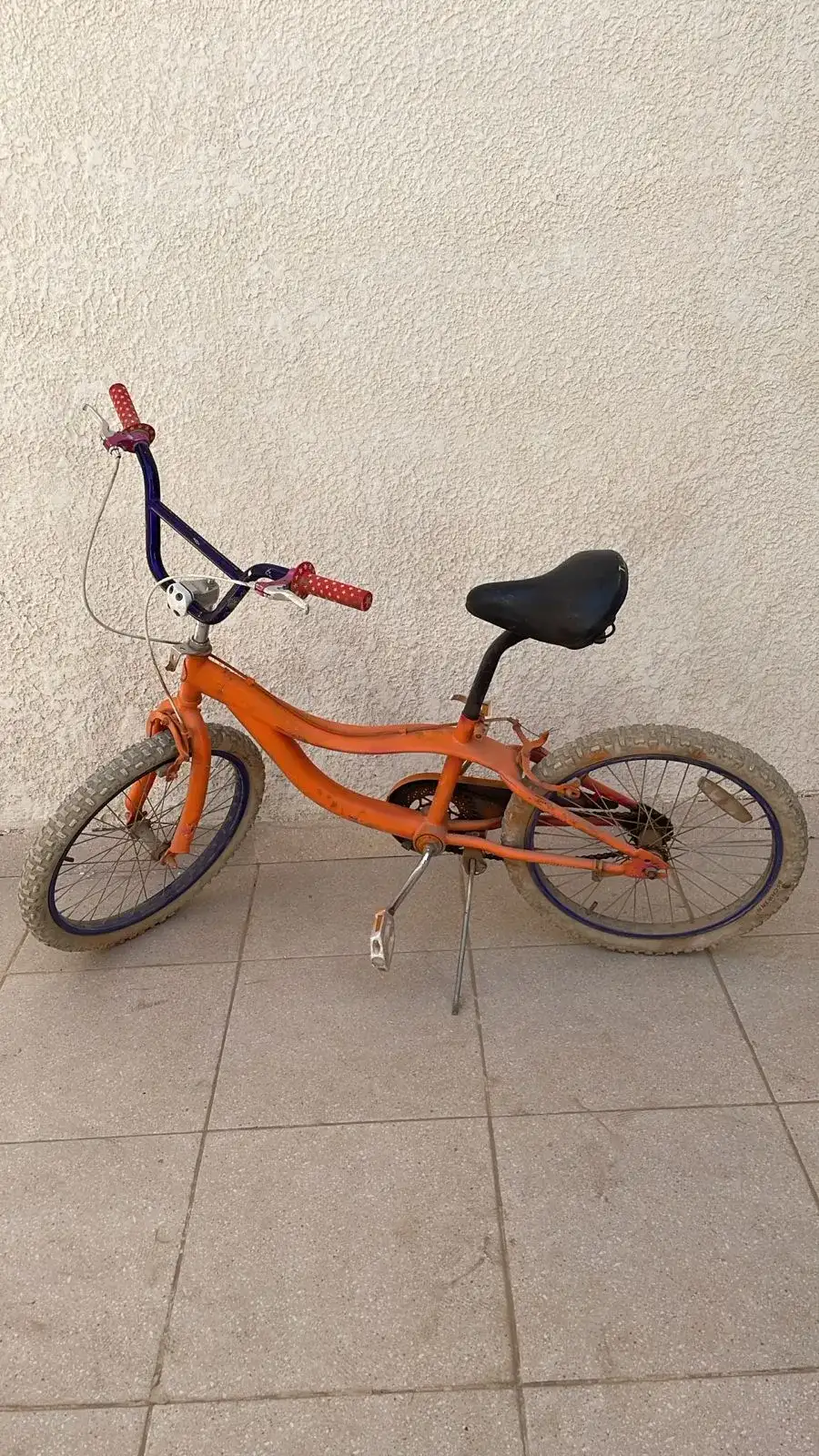 دراجة هوائية أطفال لون برتقالي – بروبس سينمائي - الصورة الرئيسية للإيجار | استأجر