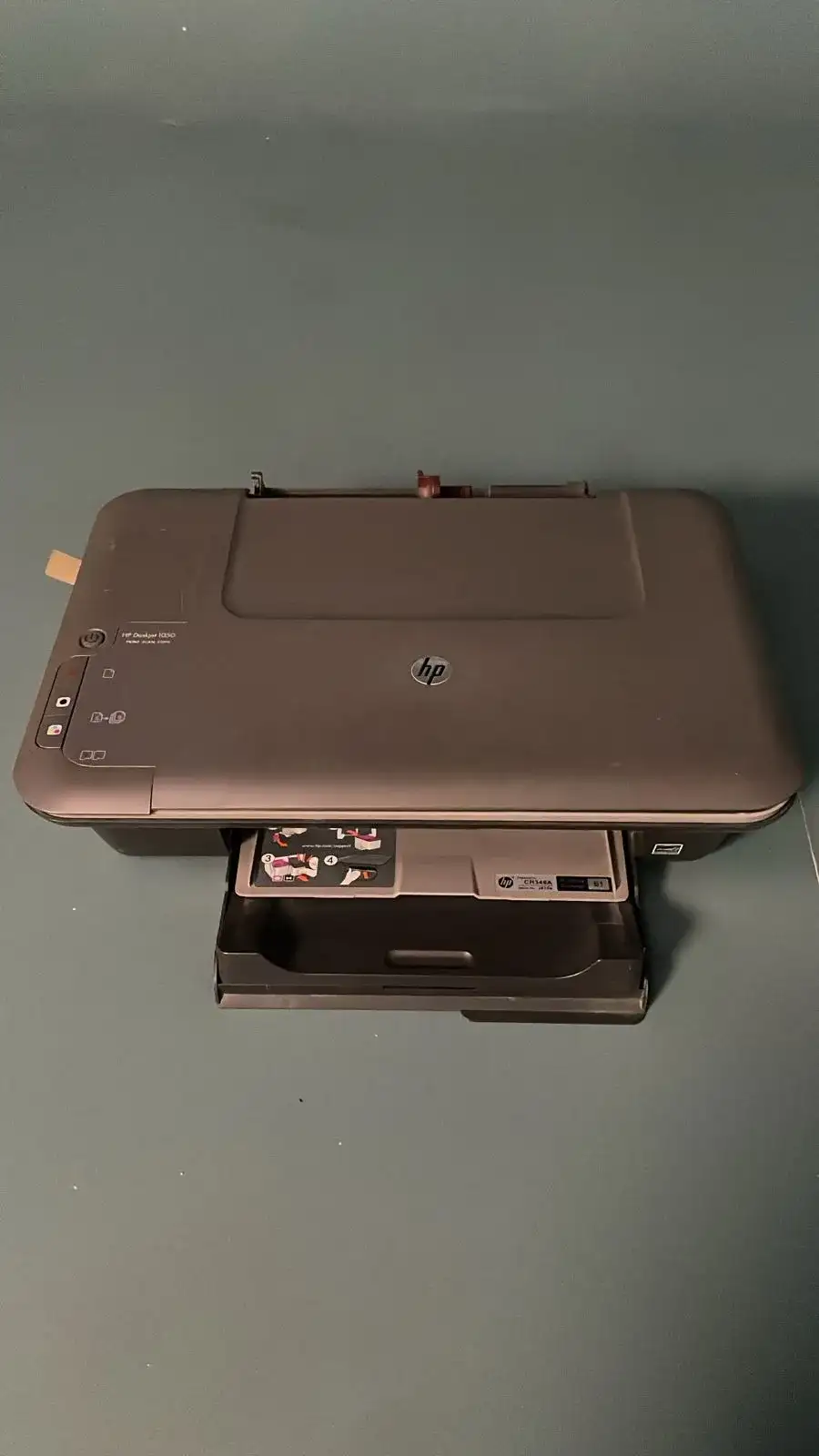 طابعة اتش بي أسود للمكتب – ديكور (Decor) سينمائي - الصورة الرئيسية للإيجار | استأجر