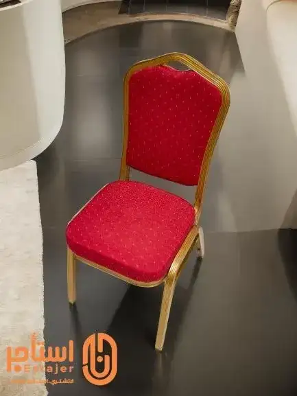 كرسي جلوس احمر باطار ذهبي من المعدن مناسب للمناسبات والاستقبالات وحفلات الزواج . - صورة 2 للإيجار | استأجر