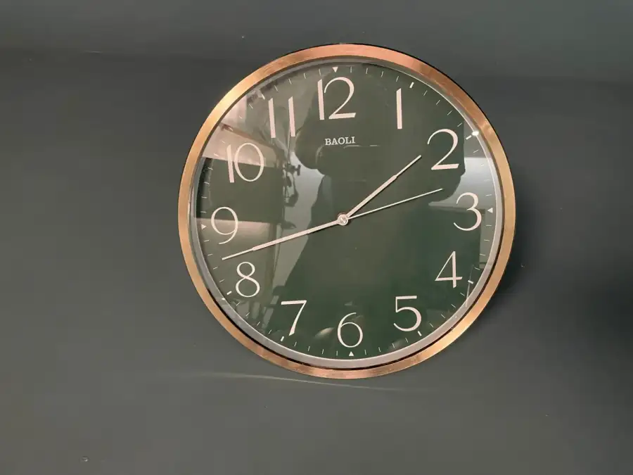 ساعة جدارية خضراء – بروبس تصوير سينمائي  - الصورة الرئيسية للإيجار | استأجر