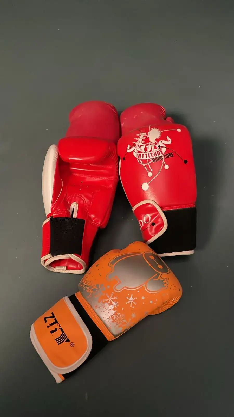  قفازات ملاكمة أحمر وبرتقالي – بروبس تصوير سينمائي - الصورة الرئيسية للإيجار | استأجر