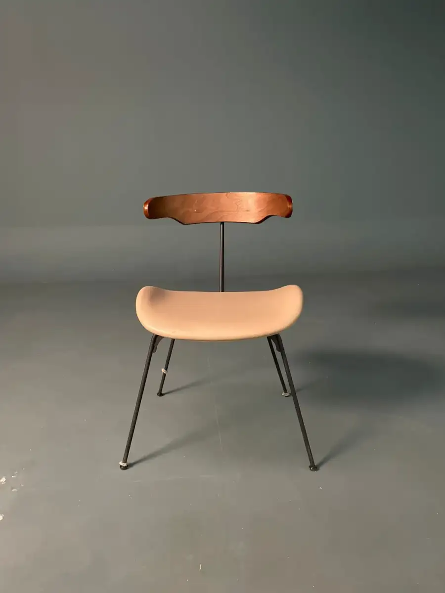 كرسي بني بأرجل حديد – ديكور سينمائي  - الصورة الرئيسية للإيجار | استأجر