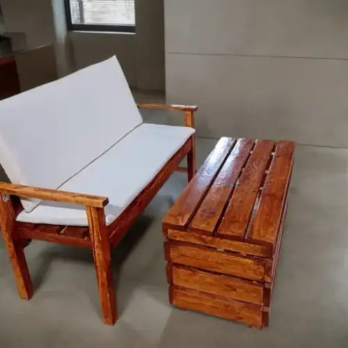 طاولة خشبية بتصميم ريفي مع كنب خشب كبير بمسناند مبطنة بلون ابيض - صورة 2 للإيجار | استأجر