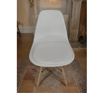 كرسي أبيض مريح مع وسادة جلوس للإيجار مناسب للجلسات والمناسبات للإيجار | استأجر