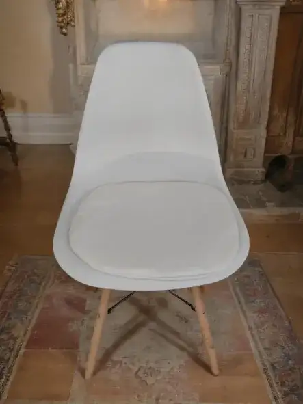 كرسي أبيض مريح مع وسادة جلوس للإيجار مناسب للجلسات والمناسبات - الصورة الرئيسية للإيجار | استأجر